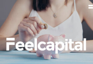 Imagen de portada del artículo sobre la nueva CAIFE donde aparece una mujer introduciendo una moneda en una hucha con forma de cerdito rosa.