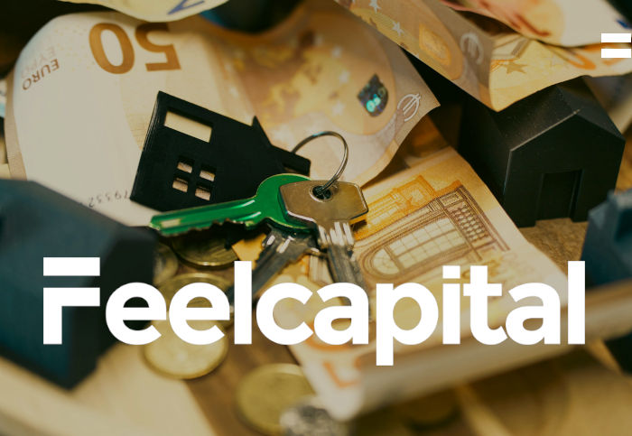 Imagen en el que aparecen billetes y monedas de euros bajo unas llaves con un llavero de una casa.